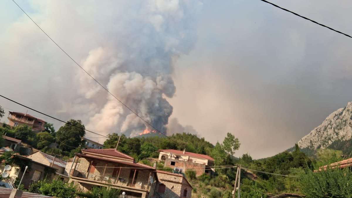 Φενεό Κορινθίας: Τιτάνια επιχείρηση με 360 πυροσβέστες