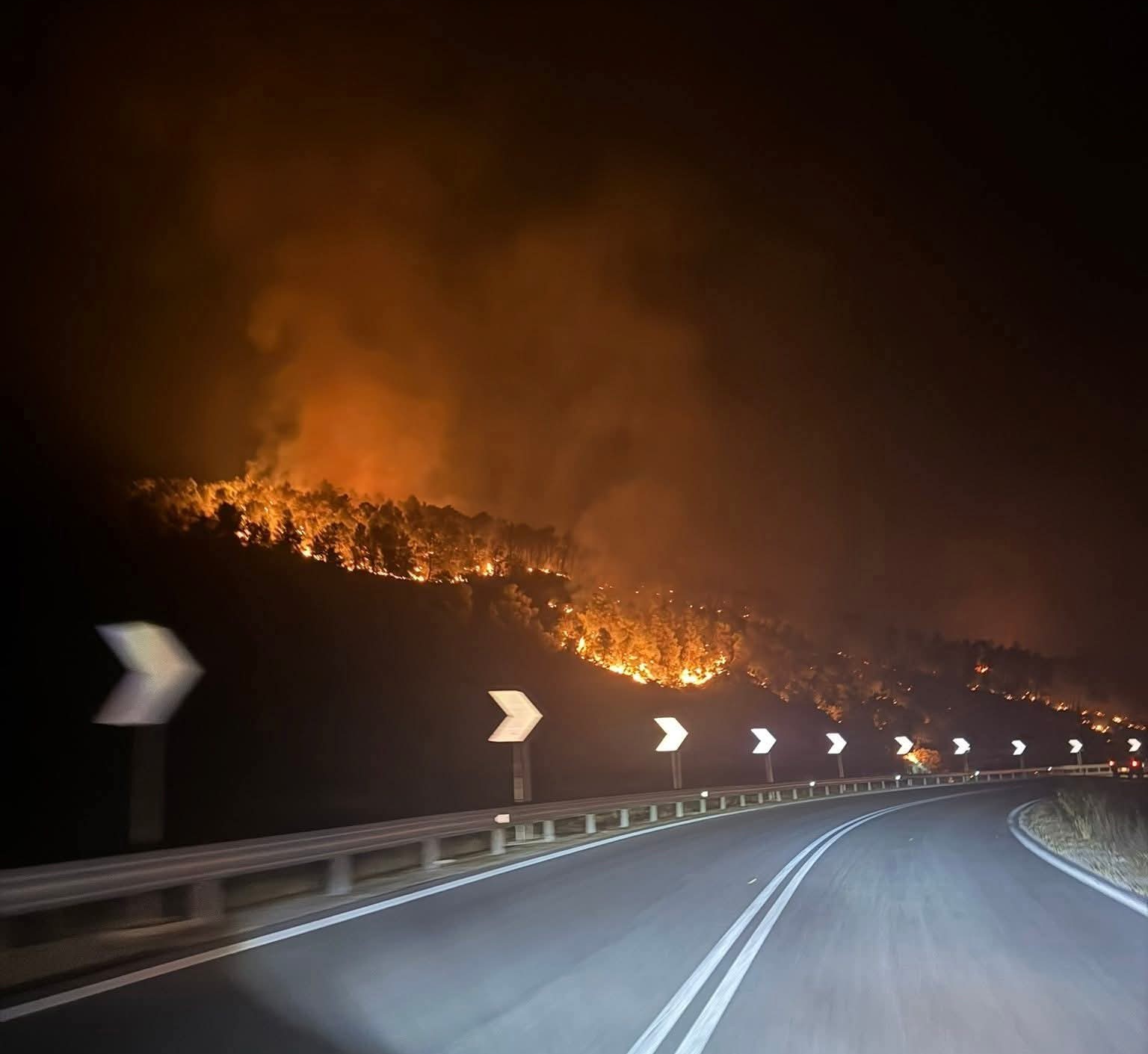 Σε πλήρη εξέλιξη βρίσκεται η μεγάλη πυρκαγιά στην περιοχή Τριάδα Ευβοίας