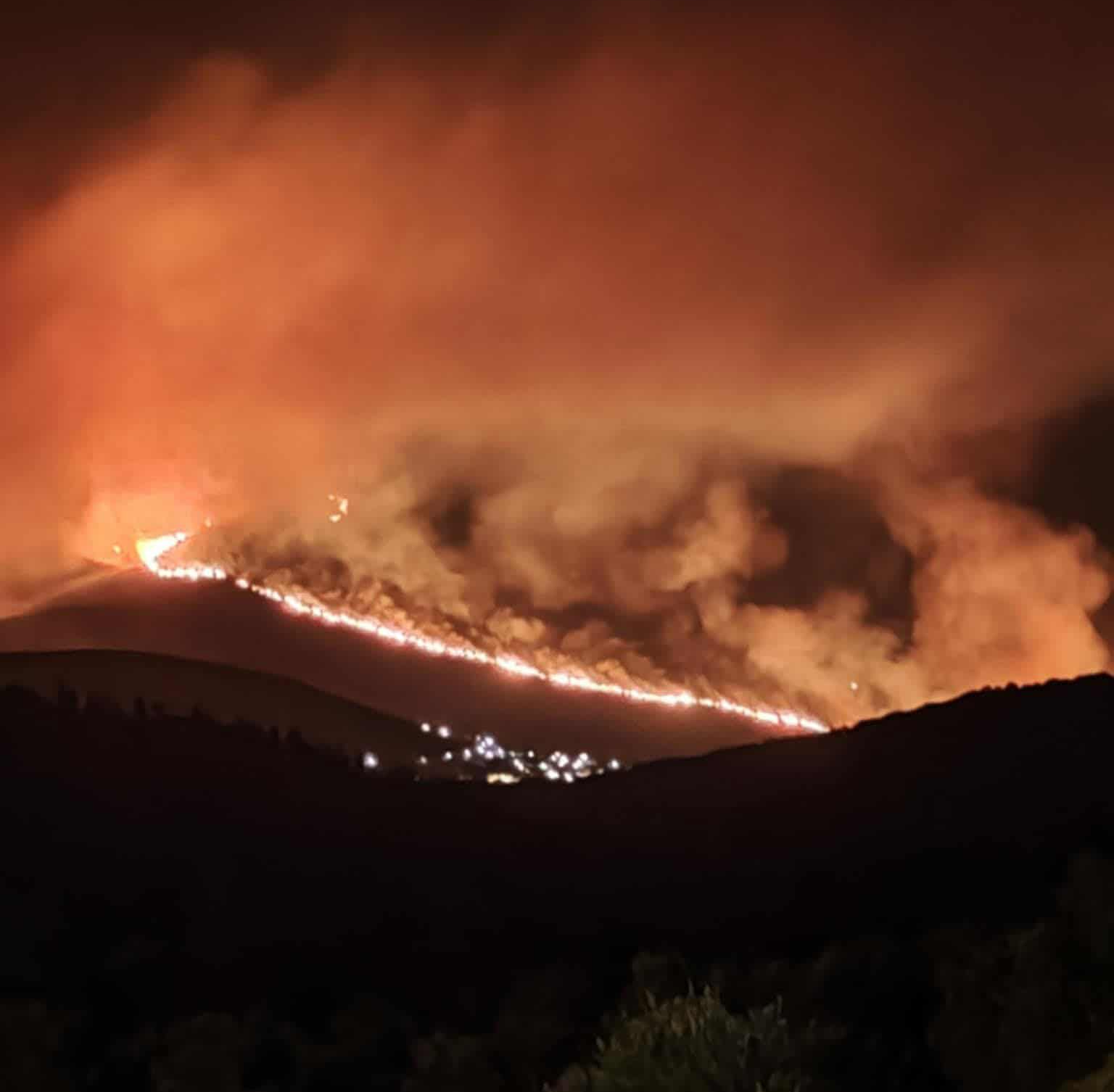Συνεχίζεται η μάχη με τις φλόγες στην Πολυθέα Μεσσηνίας