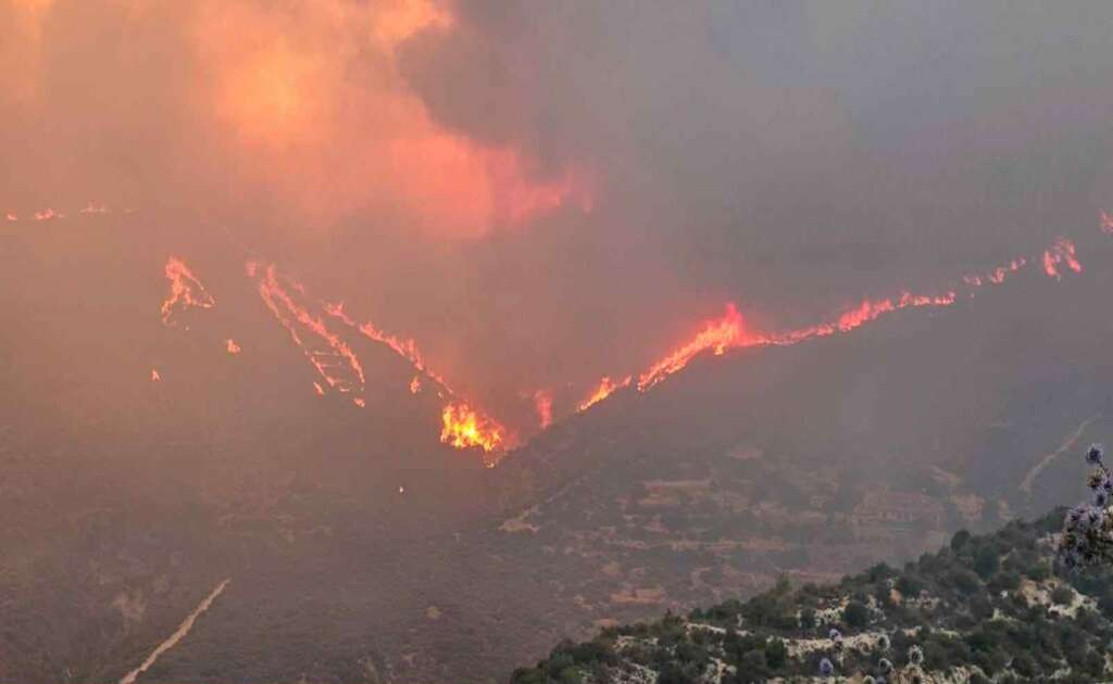 Πύρινος εφιάλτης στην Κύπρο: Η πυρκαγιά κύκλωσε χωριά – Ένας νεκρός