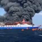 Πλοίο με 280 επιβάτες τυλίχθηκε στις φλόγες στην Ινδονησία