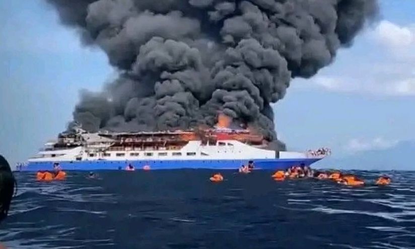 Πλοίο με 280 επιβάτες τυλίχθηκε στις φλόγες στην Ινδονησία