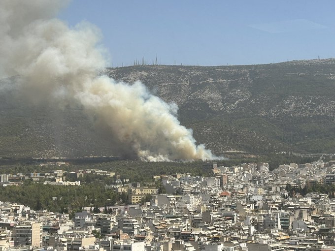 Πυρκαγιά σε χαμηλή βλάστηση στην Πολυτεχνειούπολη στον Ζωγράφου στην Αθήνα