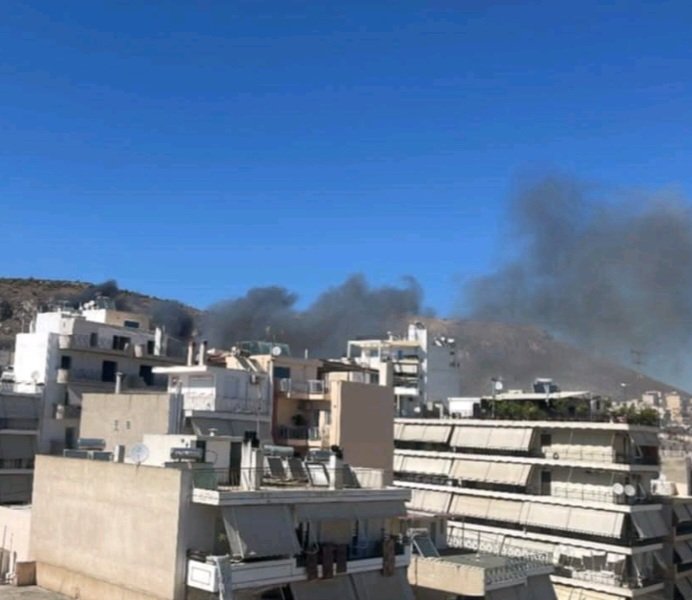 Πυρκαγιά σε χαμηλή βλάστηση στην περιοχή του Κερατσινίου