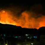 Ανεξέλεγκτη η πυρκαγιά στην Κρήτη – Ενισχύσεις από Πειραιά και Ελευσίνα
