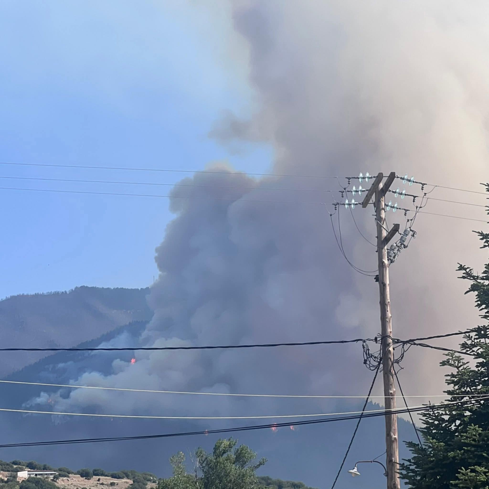 Μεγάλη αναζωπύρωση της πυρκαγιάς στον Φενεό Κορινθίας – Ενισχύονται οι δυνάμεις