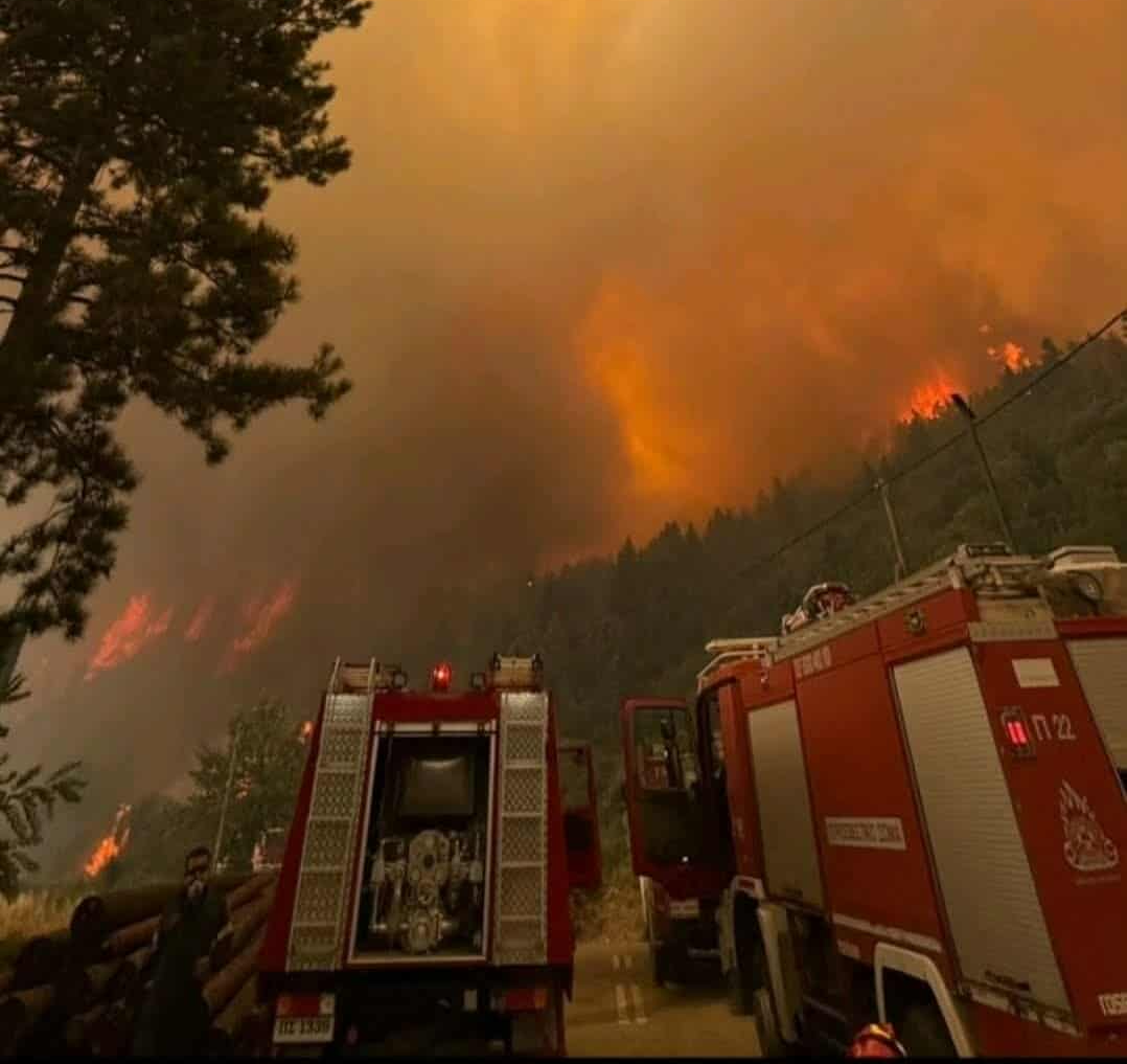 Ενισχύθηκαν οι δυνάμεις στη δασική πυρκαγιά στον Φενεό Κορινθίας – Επιχειρούν 185 πυροσβέστες και 26 εναέρια μέσα