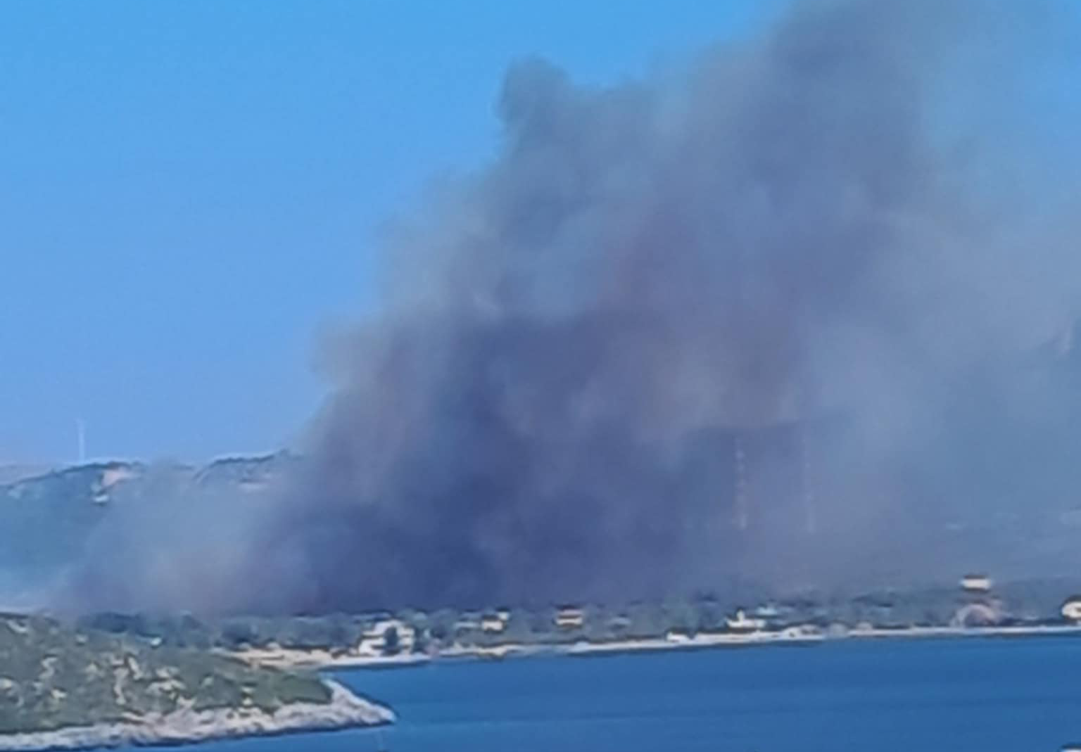 Πυρκαγιά σε αγροτοδασική έκταση στην περιοχή Κάμπος στο Αλιβέρι της Εύβοιας