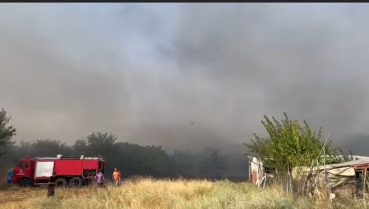 Πυρκαγιά σε χαμηλή βλάστηση στην περιοχή Άγιος Ραφαήλ στις Σέρρες