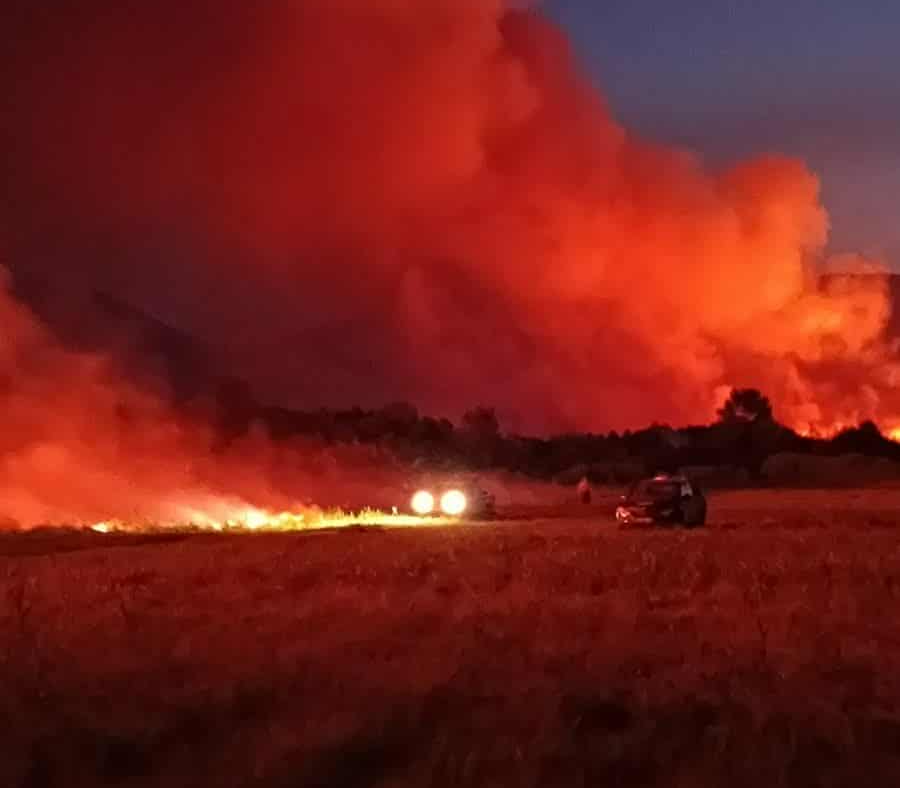 Πυρκαγιά σε δασική έκταση στο φυσικό πάρκο Εζέρανι στη Βόρεια Μακεδονία