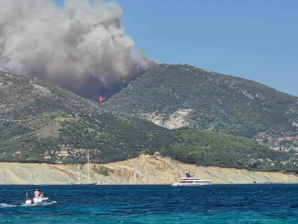 Ενισχύονται οι δυνάμεις στην δασική πυρκαγιά στην Ζάκυνθο