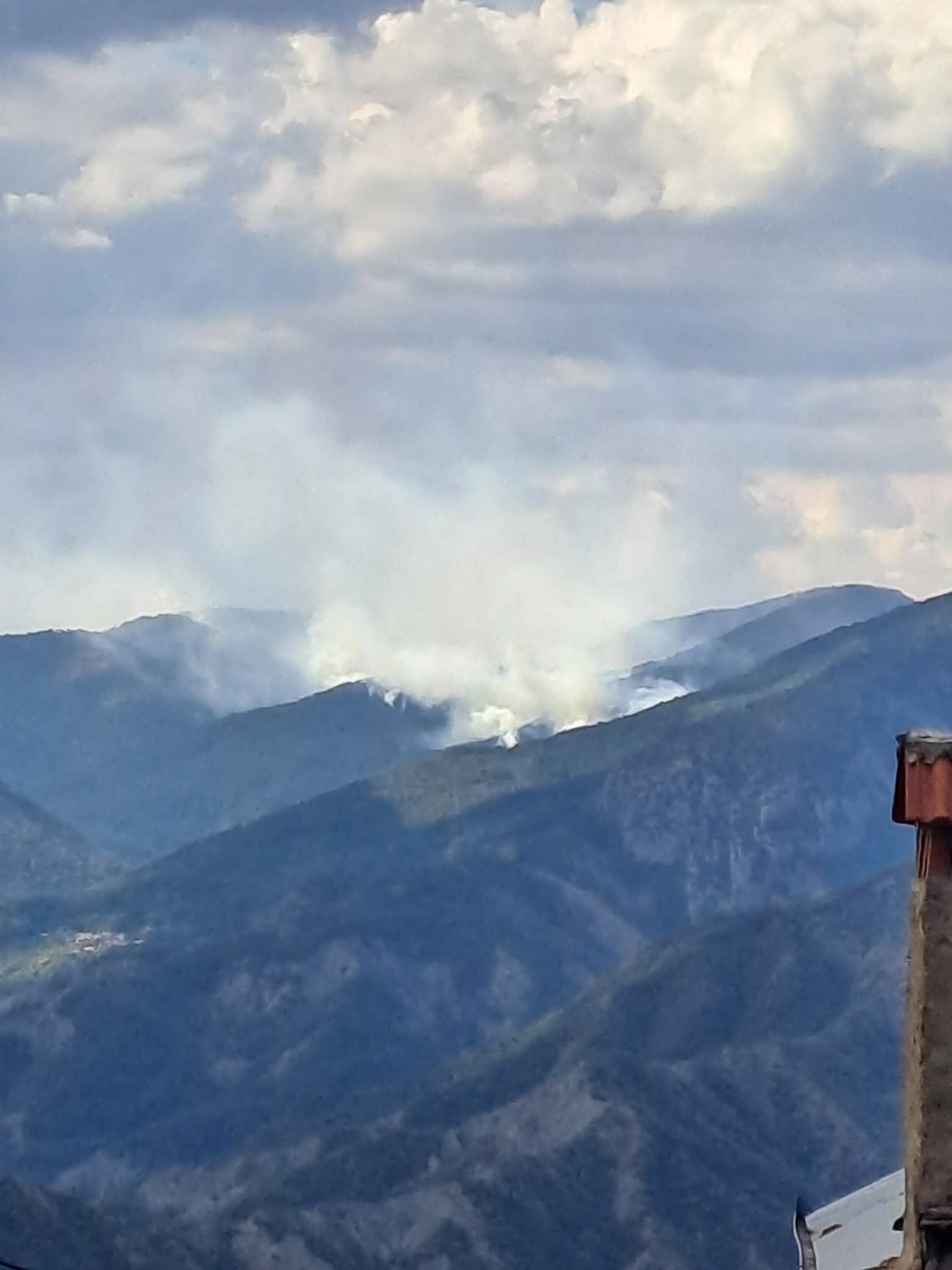 Μαίνεται για δεύτερη ημέρα η πυρκαγιά στον Αμάραντο Κόνιτσας – Μάχη με τις φλόγες δίνουν Πυροσβεστική και Στρατός
