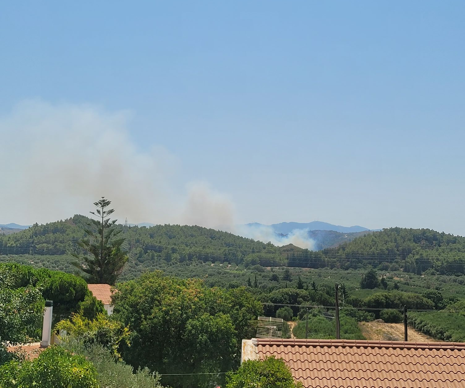 Άμεσα τέθηκε υπό έλεγχο πυρκαγιά σε χορτολιβαδική έκταση ανάμεσα σε Θολό και Σορωνή στη Ρόδο