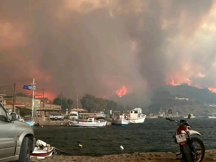Ενισχύονται οι δυνάμεις στην δασική πυρκαγιά στην Χίο