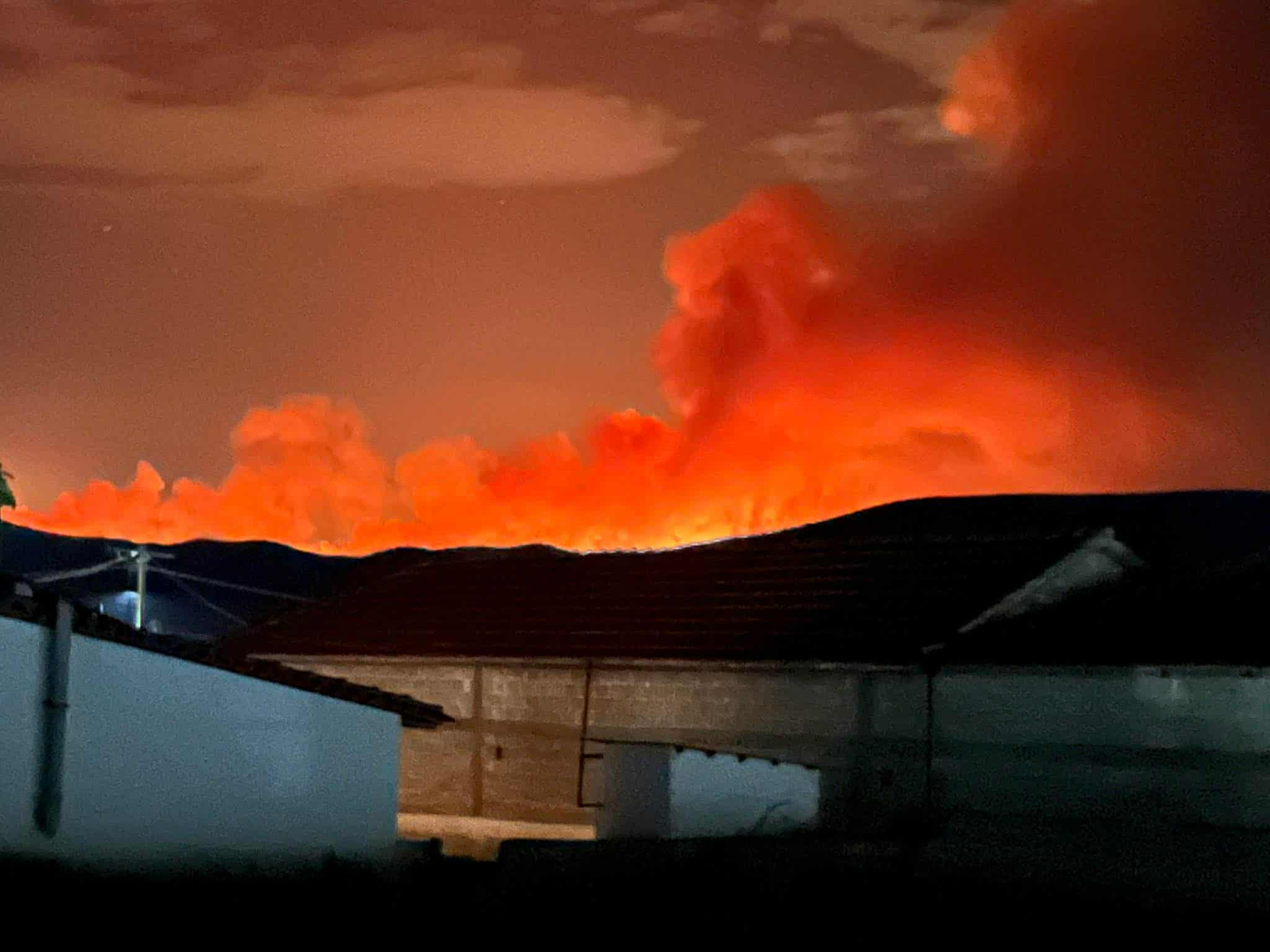 Ενισχύθηκαν οι δυνάμεις στη δασική πυρκαγιά στον Τύρναβο Λάρισας