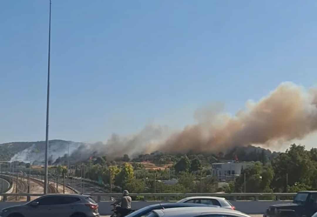 Πυρκαγιά σε χαμηλή βλάστηση στην περιοχή της Αγίας Μαρίνας στην Παιανία