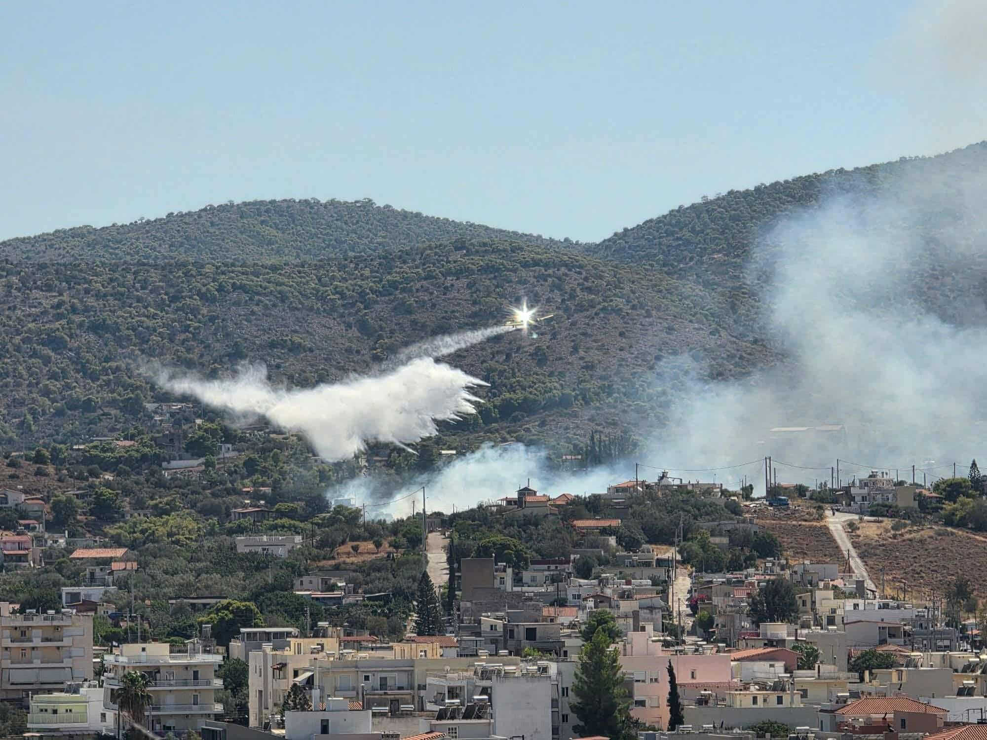 Πυρκαγιά σε χαμηλή βλάστηση στα Αμπελάκια Σαλαμίνας