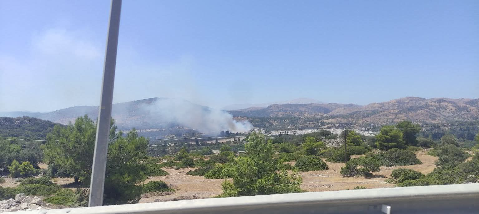 Πυρκαγιά σε χορτολιβαδική έκταση στην περιοχή Μαλώνας – Αλώνια στη Ρόδο