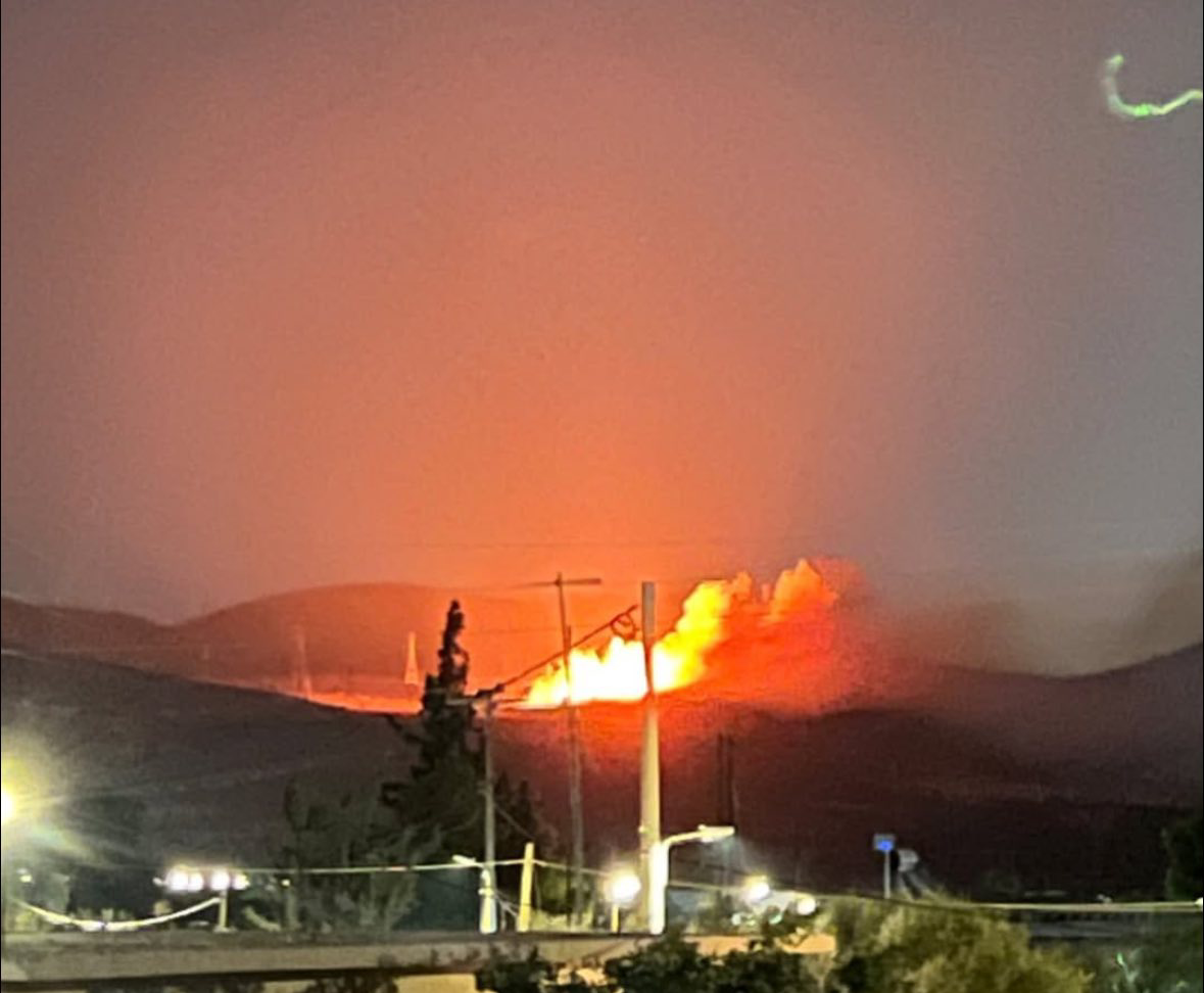 Πυρκαγιά σε χαμηλή βλάστηση στην περιοχή Κουμιντρί στα Μέγαρα Αττικής