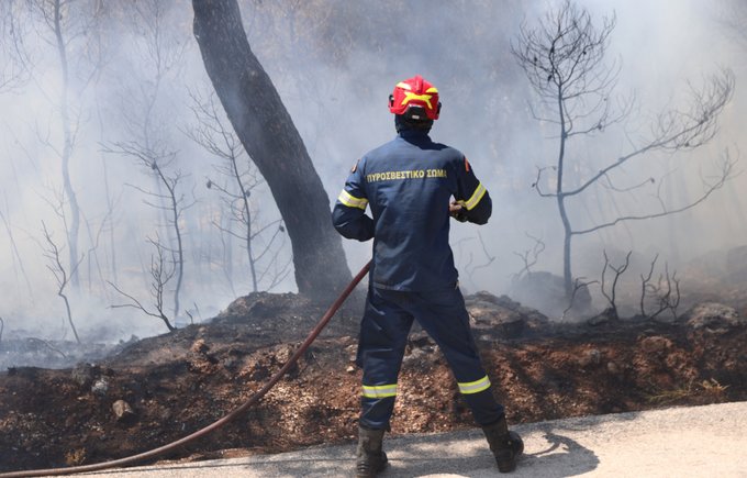Πυρκαγιά σε δασική έκταση στη θέση Βελατούρι στον Κουβαρά Αττικής