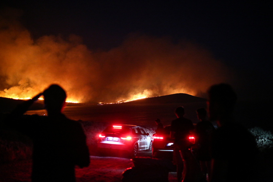 Μεγάλη πυρκαγιά στα Δαρδανέλλια – Διακοπή ναυσιπλοΐας και εκκενώσεις σε κατοικημένες περιοχές