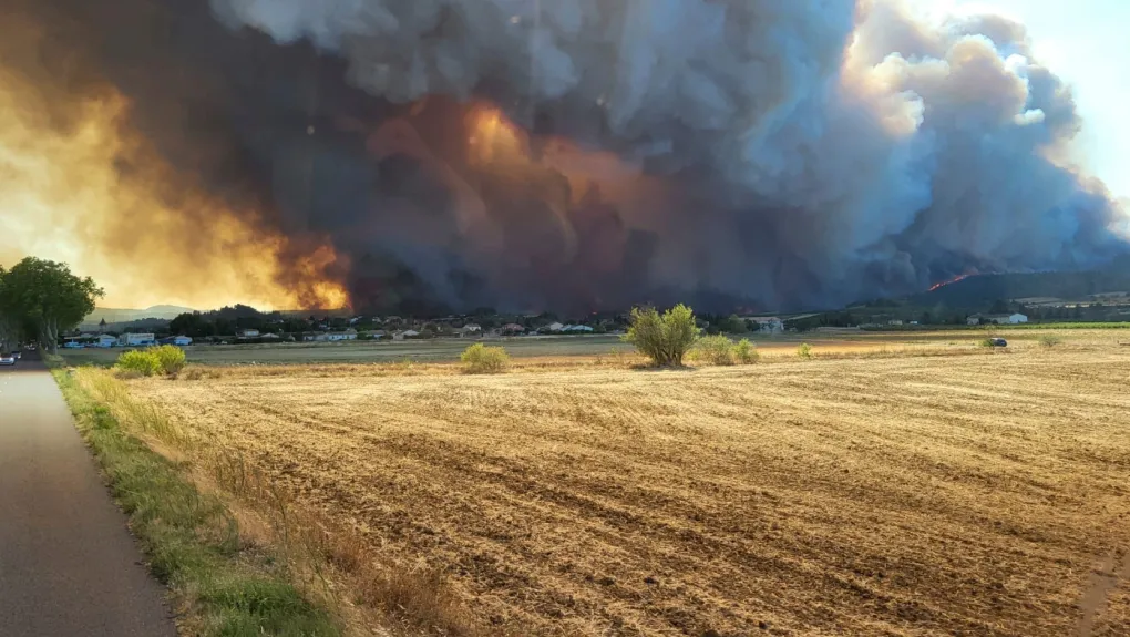 Πύρινος όλεθρος στη νότια Γαλλία – Μία νεκρή, τραυματίες και δεκάδες χιλιάδες καμένα στρέμματα