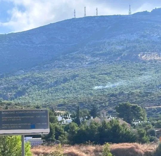 Υπό μερικό έλεγχο πυρκαγιά μικρής έκτασης κοντά στο Κοιμητήριο Μελισσίων στην Πεντέλη Αττικής