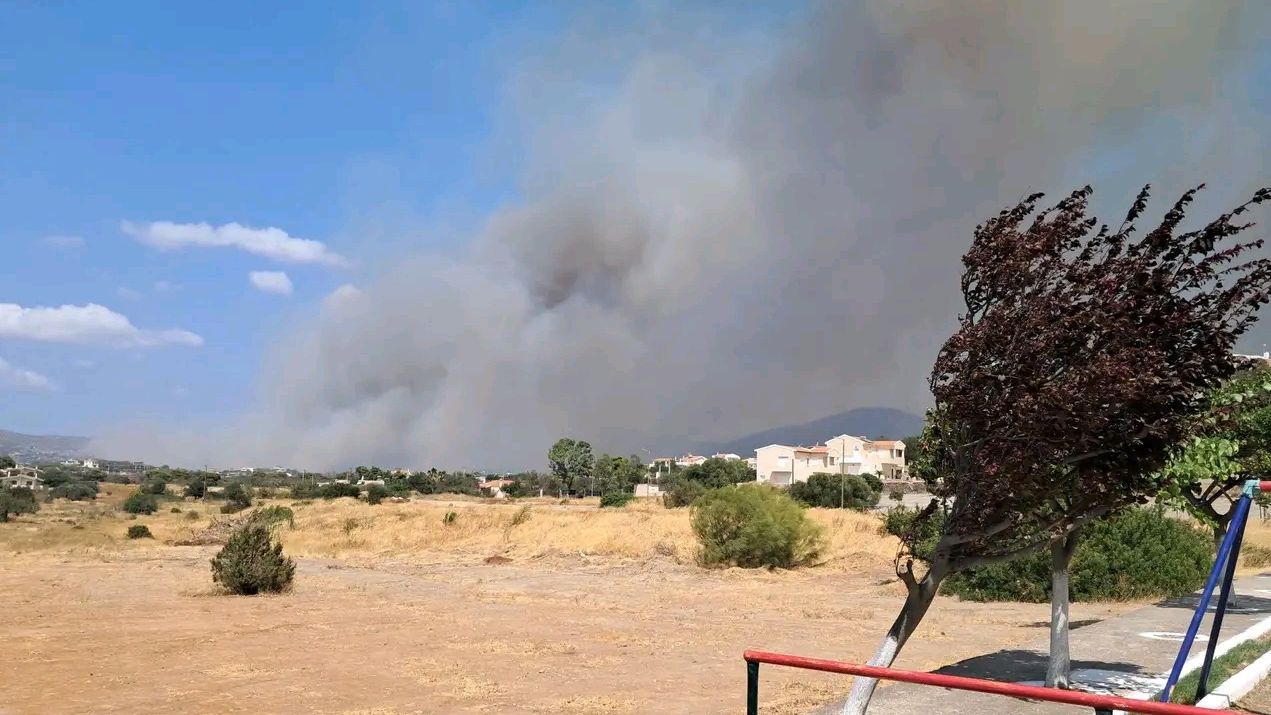 Ενισχύθηκαν οι δυνάμεις στην πυρκαγιά της Κερατέας Αττικής