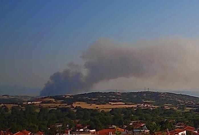 Μεγάλη αναζωπύρωση της πυρκαγιάς στο Βαϊοχωρι Θεσσαλονίκης