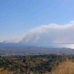 Ανεξέλεγκτη η δασική πυρκαγιά στην Αχαΐα – Μαζικές εκκενώσεις και τεράστια κινητοποίηση δυνάμεων