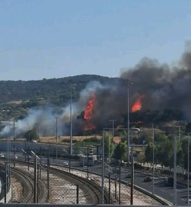 Πυρκαγιά σε χαμηλή βλάστηση στην περιοχή της Αγίας Μαρίνας στην Παιανία