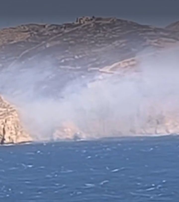Πυρκαγιά σε χαμηλή βλάστηση στην περιοχή Φτελιά στη Μύκονο