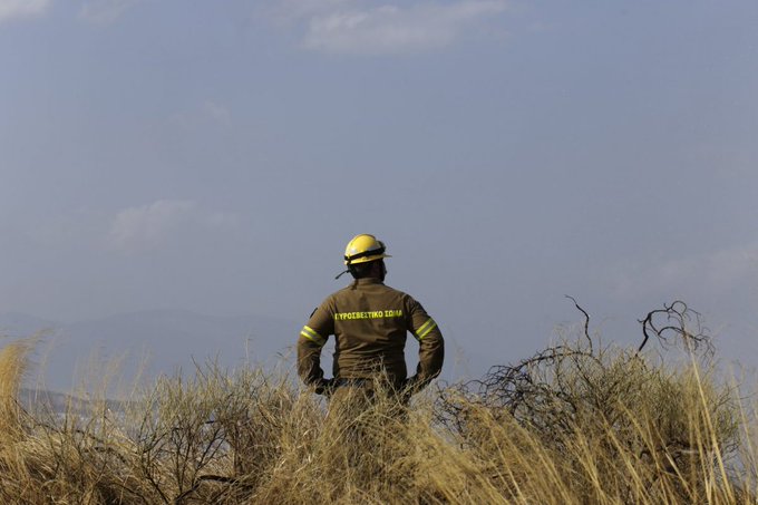 Υπό μερικό έλεγχο πυρκαγιά μικρής έκτασης κοντά στο Κοιμητήριο Μελισσίων στην Πεντέλη Αττικής