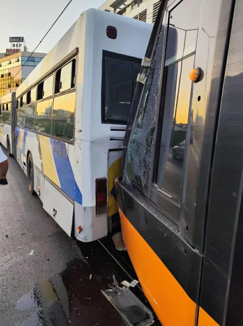 Σύγκρουση τραμ με λεωφορείο στον Πειραιά – 30 ελαφρά τραυματίες