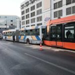 Σύγκρουση τραμ με λεωφορείο στον Πειραιά – 30 ελαφρά τραυματίες