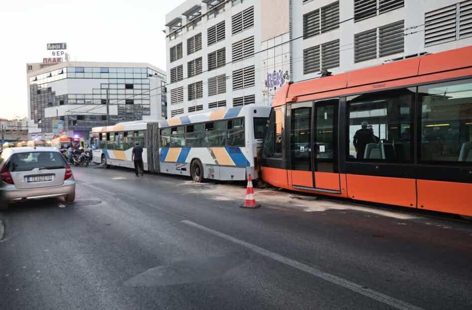 Σύγκρουση τραμ με λεωφορείο στον Πειραιά – 30 ελαφρά τραυματίες