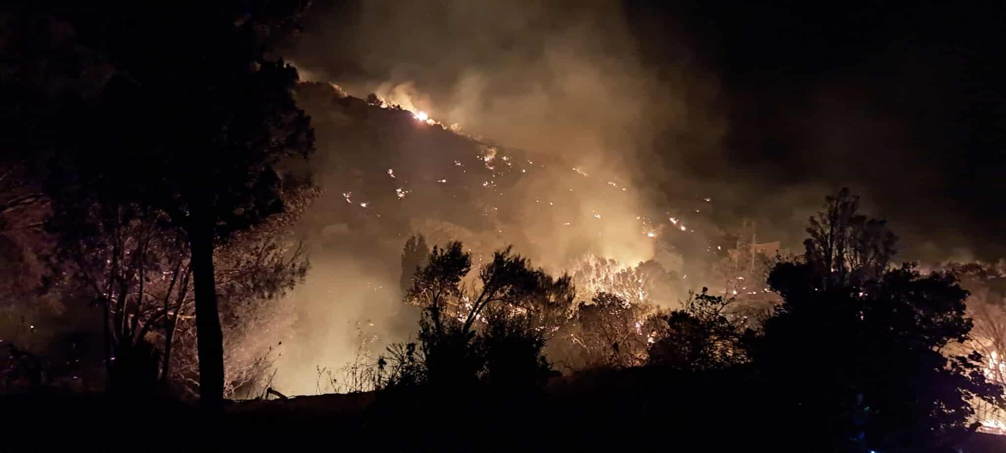 Ενισχύθηκαν οι δυνάμεις στην πυρκαγιά της Άνδρου
