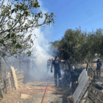 Πυρκαγιά σε οικοπεδικό χώρο στο Μενίδι – Καίγονται απορρίμματα και ελαστικά