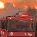 Πυρκαγιά στην Αττάλεια: Εκκενώθηκαν ξενοδοχεία – 800 πυροσβέστες στη μάχη με τις φλόγες