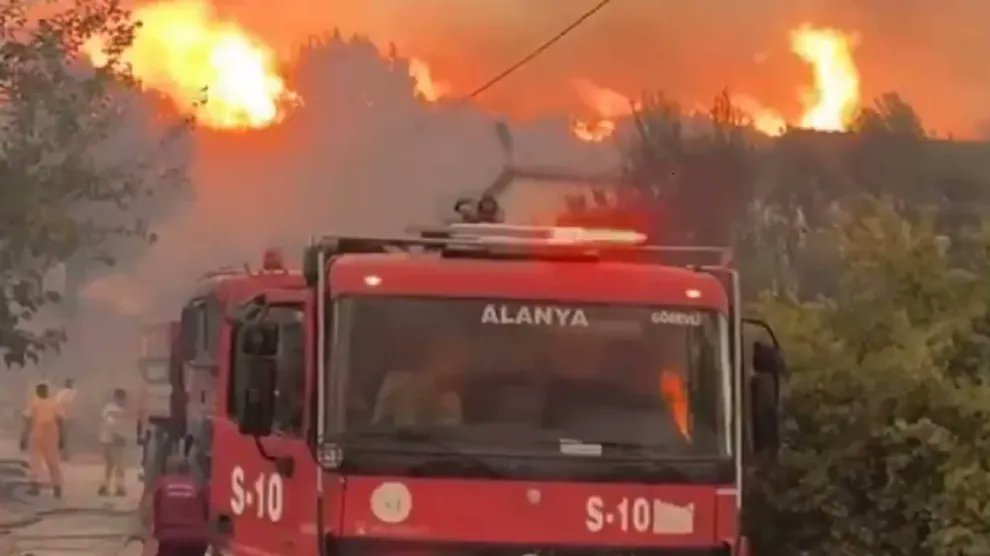 Πυρκαγιά στην Αττάλεια: Εκκενώθηκαν ξενοδοχεία – 800 πυροσβέστες στη μάχη με τις φλόγες