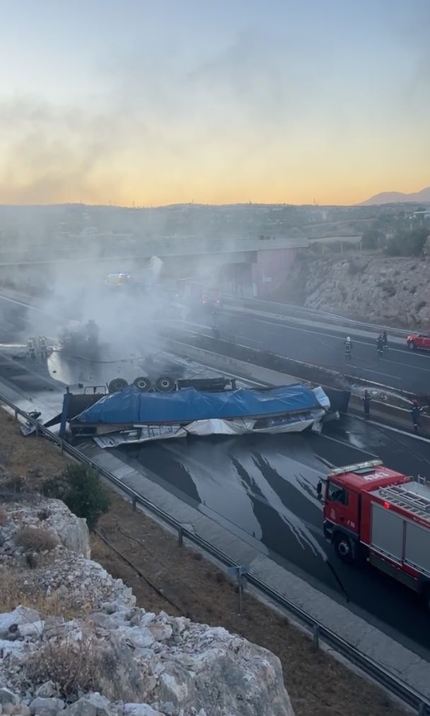 Σοβαρό τροχαίο στα Μέγαρα – Κλειστή η κυκλοφορία και στα δύο ρεύματα
