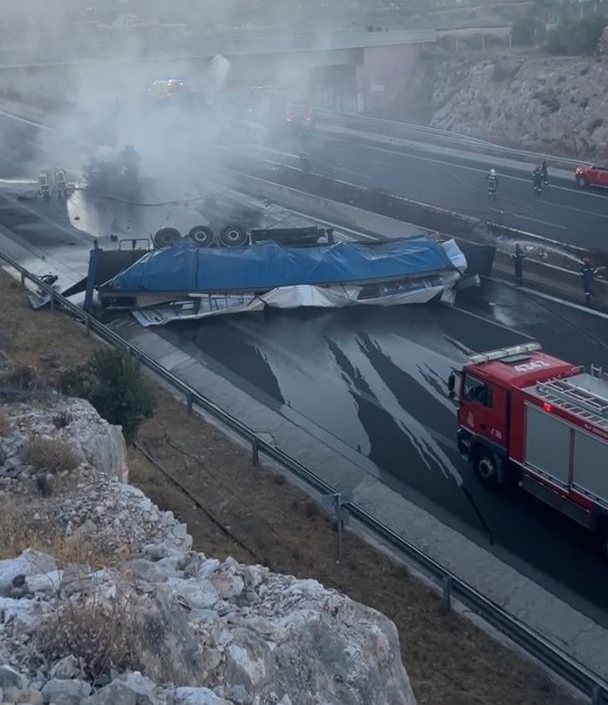 Σοβαρό τροχαίο στα Μέγαρα – Κλειστή η κυκλοφορία και στα δύο ρεύματα