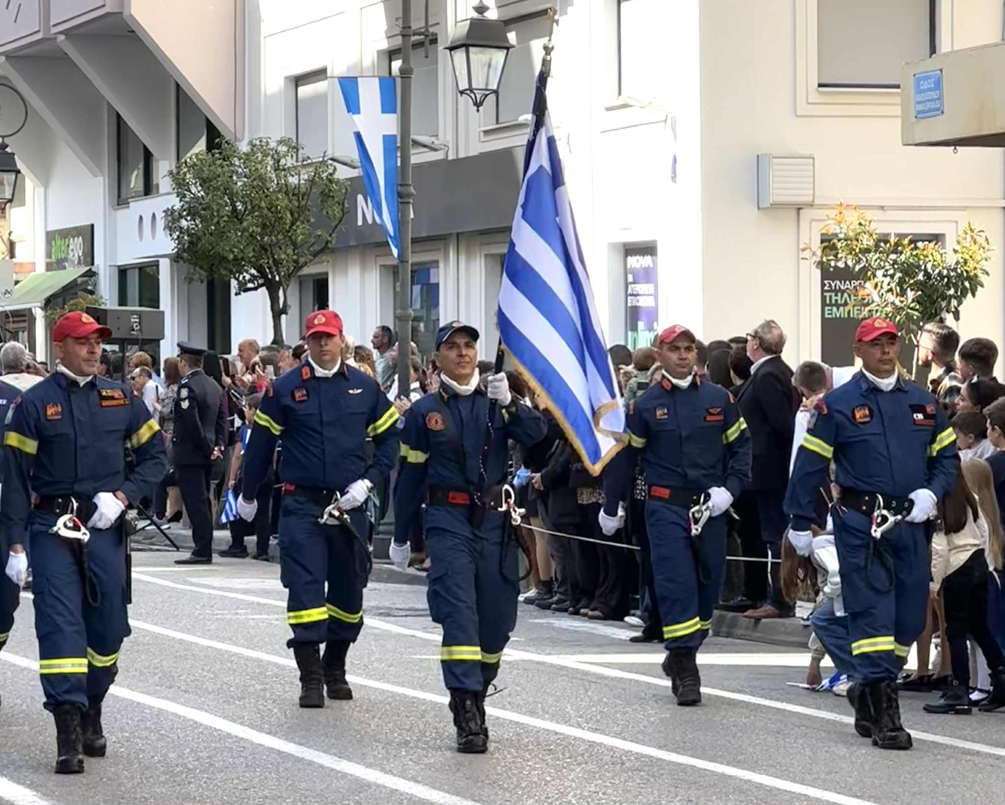 Με υπερηφάνεια παρέλασαν οι Δασοκομάντος του Πύργου Με υπερηφάνεια παρέλασαν οι Δασοκομάντος του Πύργου