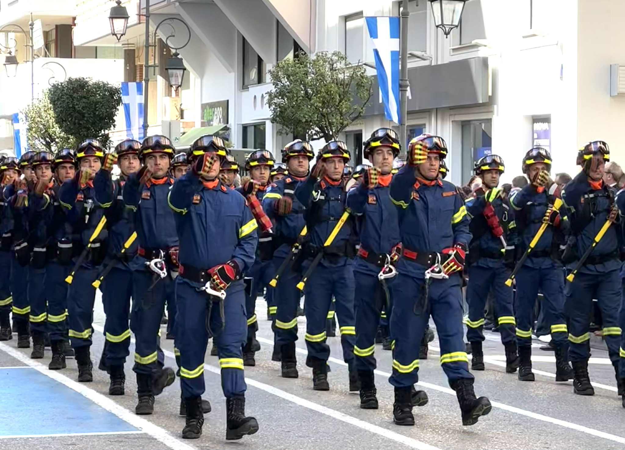 Με υπερηφάνεια παρέλασαν οι Δασοκομάντος του Πύργου Με υπερηφάνεια παρέλασαν οι Δασοκομάντος του Πύργου