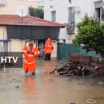 Μεσολόγγι: Πυροσβέστης διασώζει στους ώμους του παιδάκι από πλημμυρισμένο σπίτι