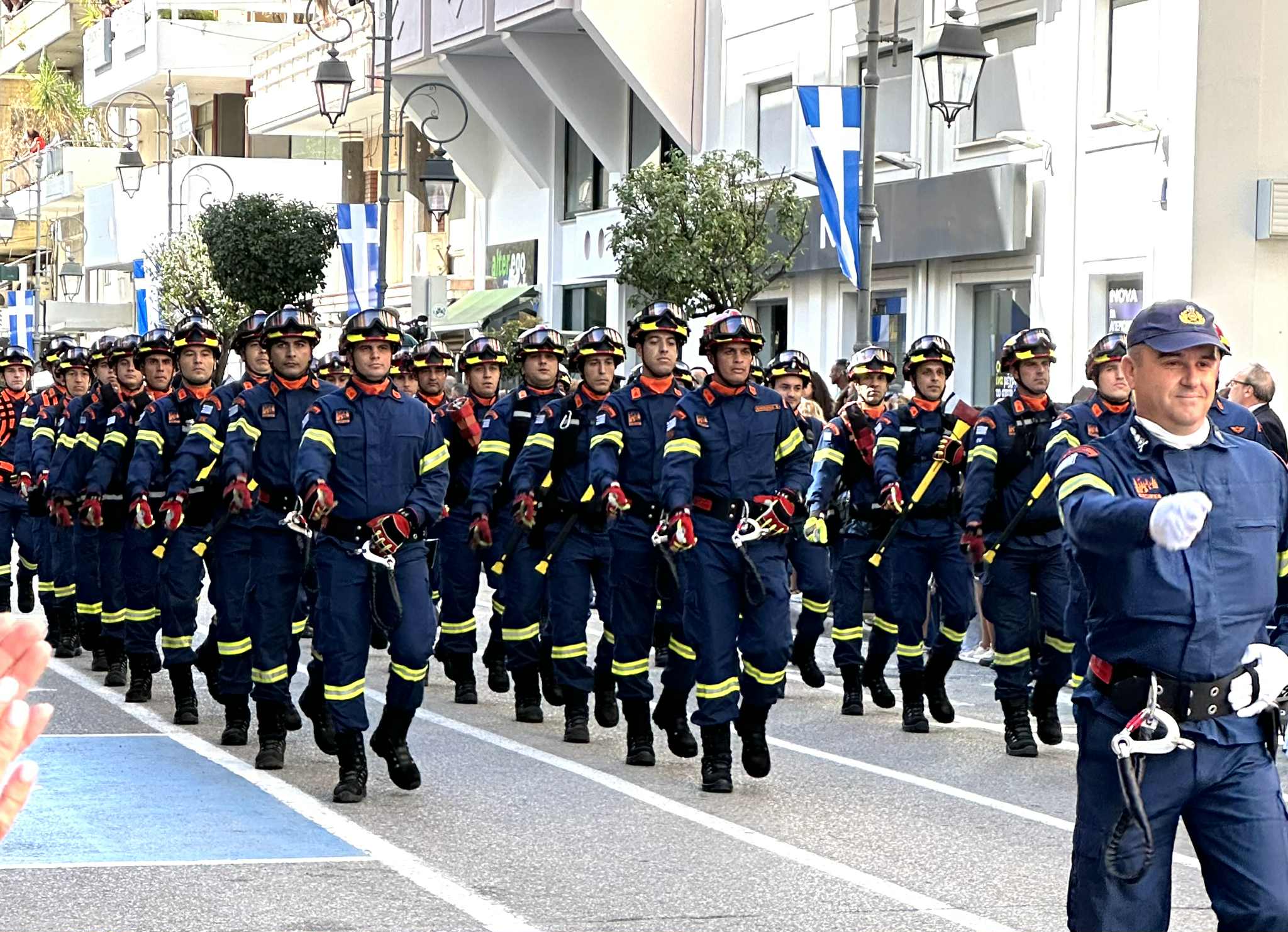 Με υπερηφάνεια παρέλασαν οι Δασοκομάντος του Πύργου Με υπερηφάνεια παρέλασαν οι Δασοκομάντος του Πύργου
