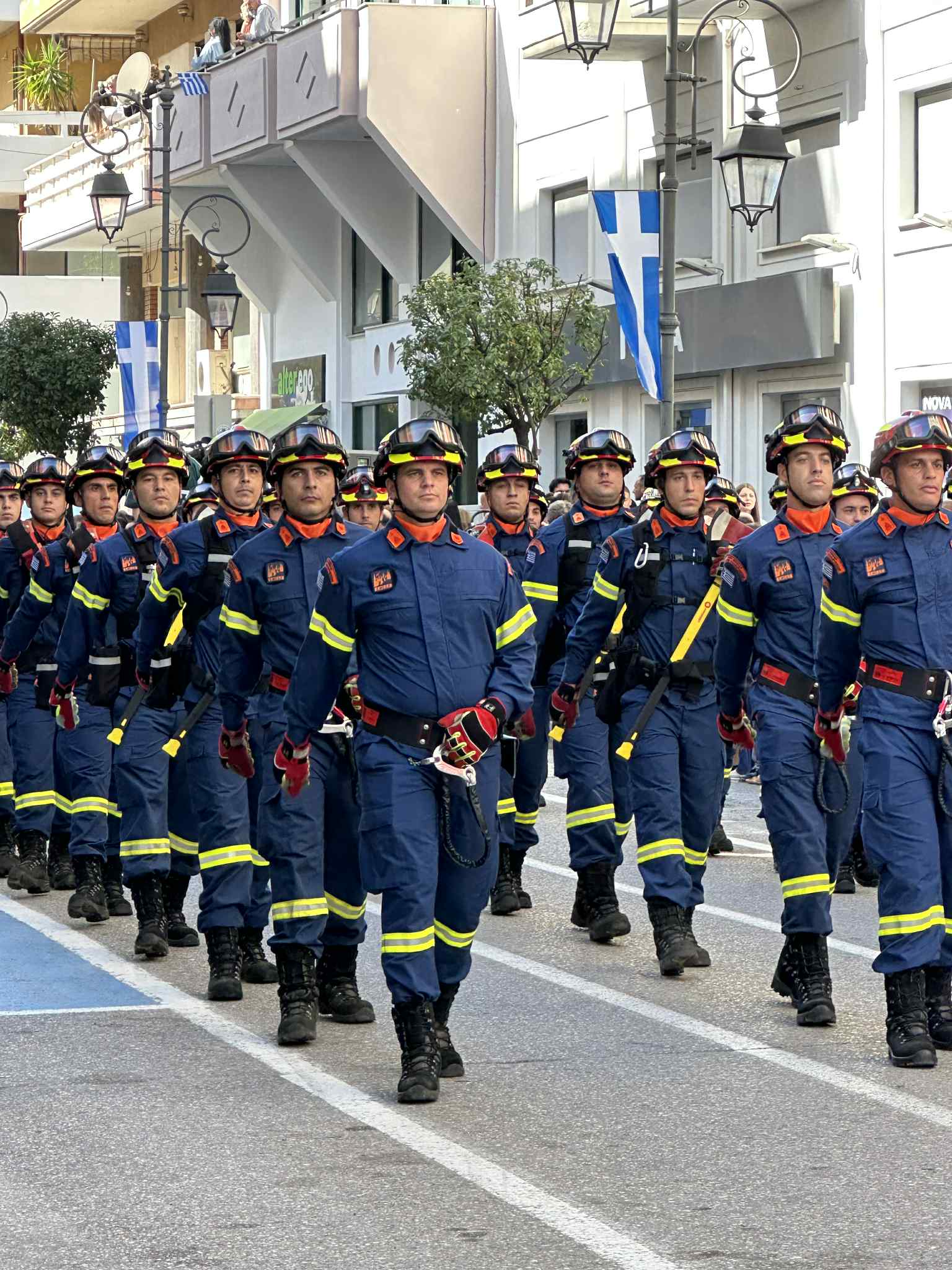 Με υπερηφάνεια παρέλασαν οι Δασοκομάντος του Πύργου Με υπερηφάνεια παρέλασαν οι Δασοκομάντος του Πύργου