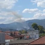 Σε ύφεση η πυρκαγιά που ξέσπασε από φορτηγό και επεκτάθηκε σε δασική έκταση στην Ε.Ο. Σερρών – Θεσσαλονίκης