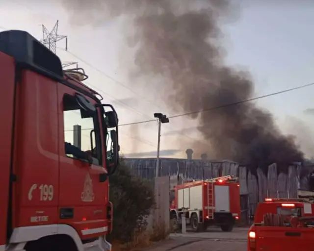 Πυρκαγιά σε χώρο επιχείρησης στη θέση Λάκκα Κάτσαρη στον Ασπρόπυργος