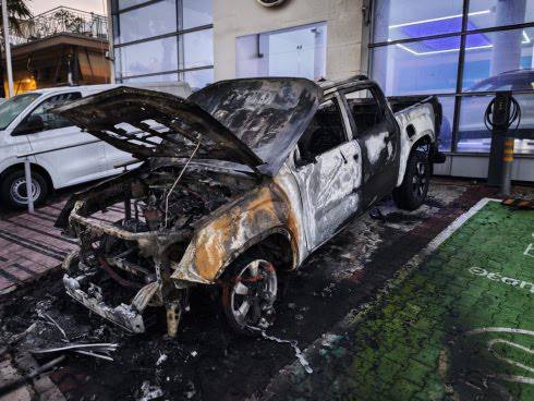 Πυρκαγιά σε σταθμευμένα οχήματα σε χώρο έκθεσης στη Νέα Φιλαδέλφεια Πυρκαγιά σε σταθμευμένα οχήματα σε χώρο έκθεσης στη Νέα Φιλαδέλφεια